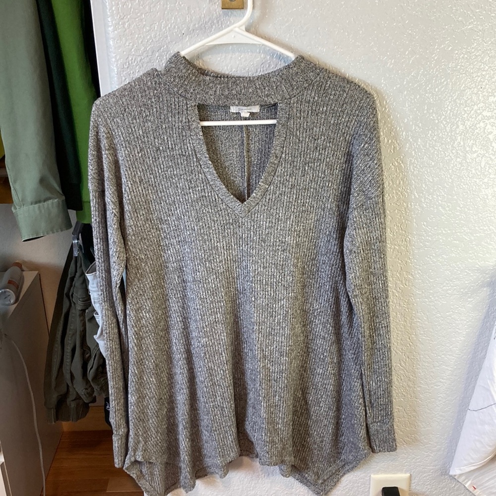Hru sweater with a keyhole